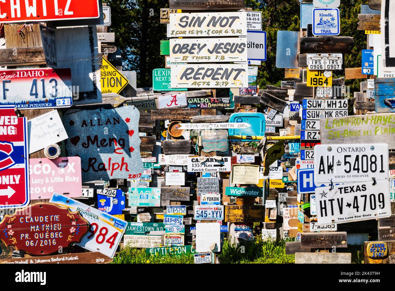 I viaggiatori possono inviare oltre 100.000 cartelli presso la Watson Lake Sign Post Forest, Watson Lake, Yukon Territories, Canada Foto Stock