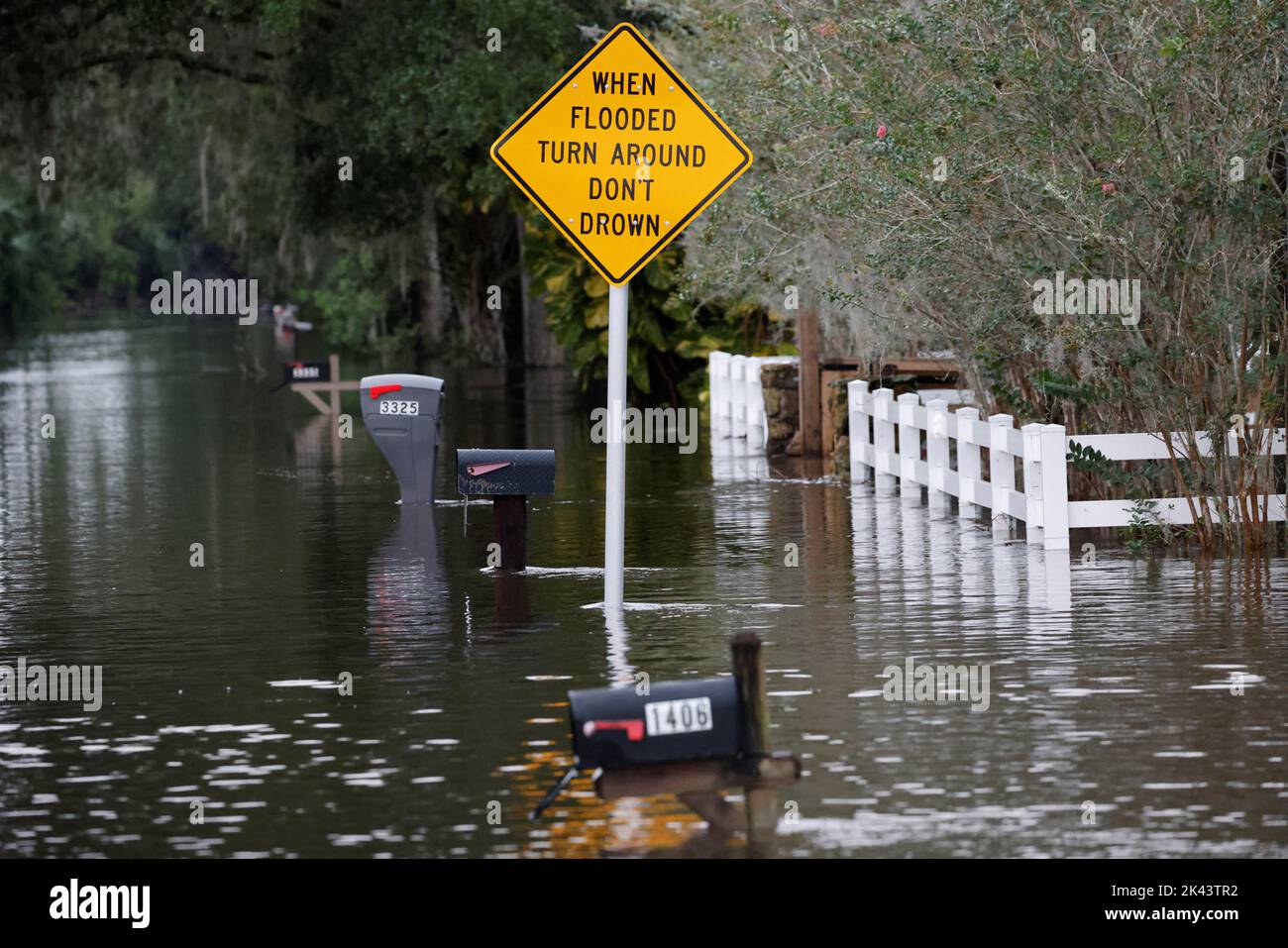 Le cassette postali vengono viste dopo che l'uragano Ian ha causato danni e inondazioni a Kissimmee, Florida, Stati Uniti, 29 settembre 2022. REUTERS/Joe Skipper Foto Stock