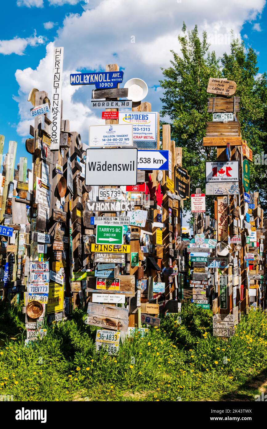 I viaggiatori possono inviare oltre 100.000 cartelli presso la Watson Lake Sign Post Forest, Watson Lake, Yukon Territories, Canada Foto Stock