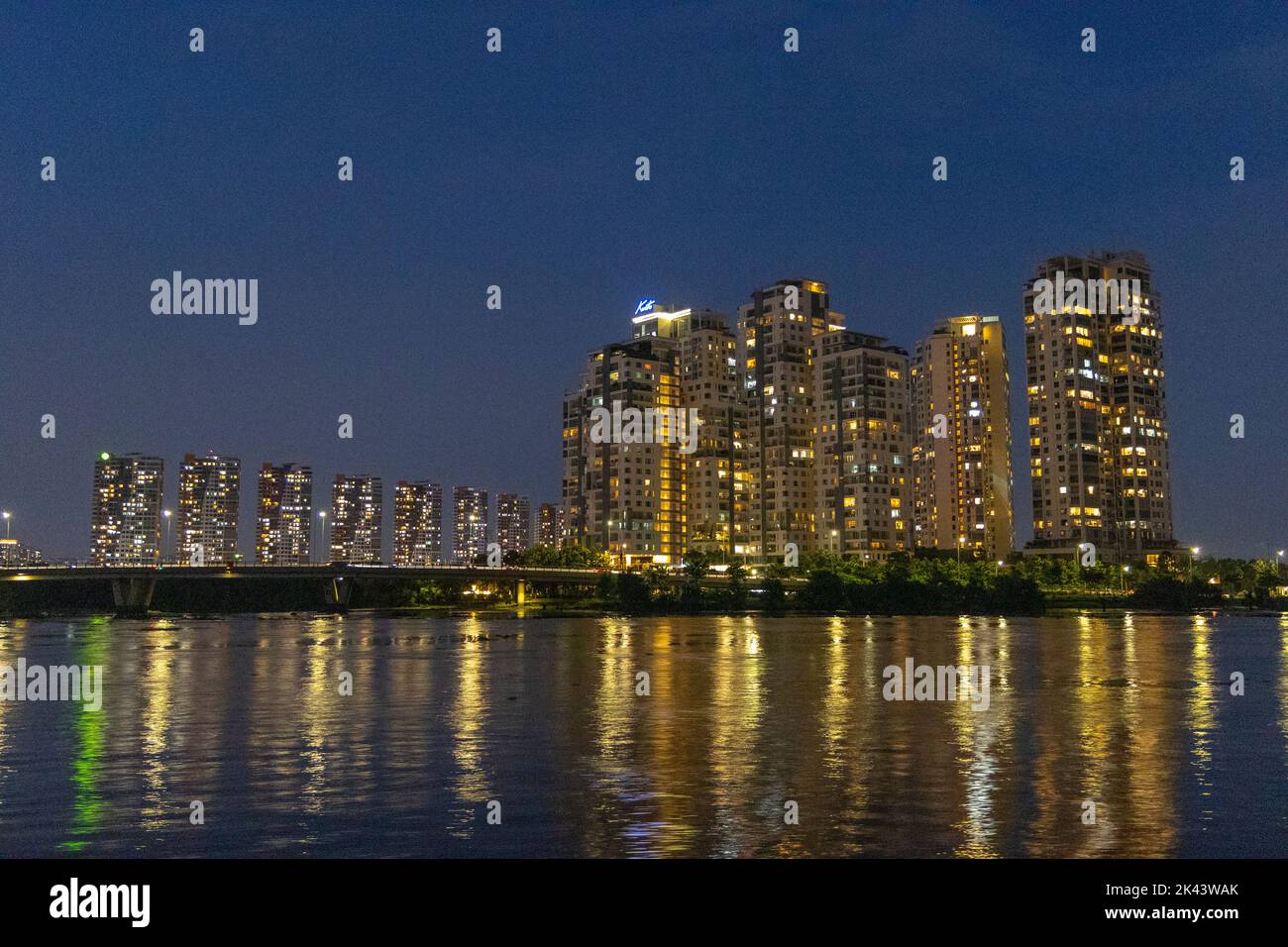 Notte, skyline, fiume Saigon, ho chi Minh, Vietnam Foto Stock