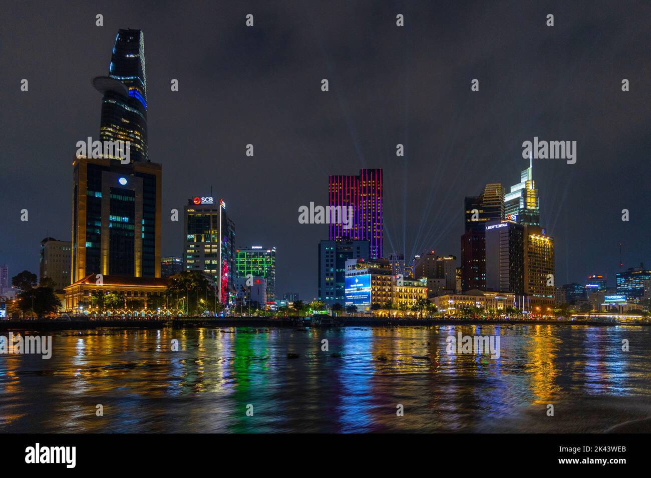 Notte, skyline, fiume Saigon, ho chi Minh, Vietnam Foto Stock