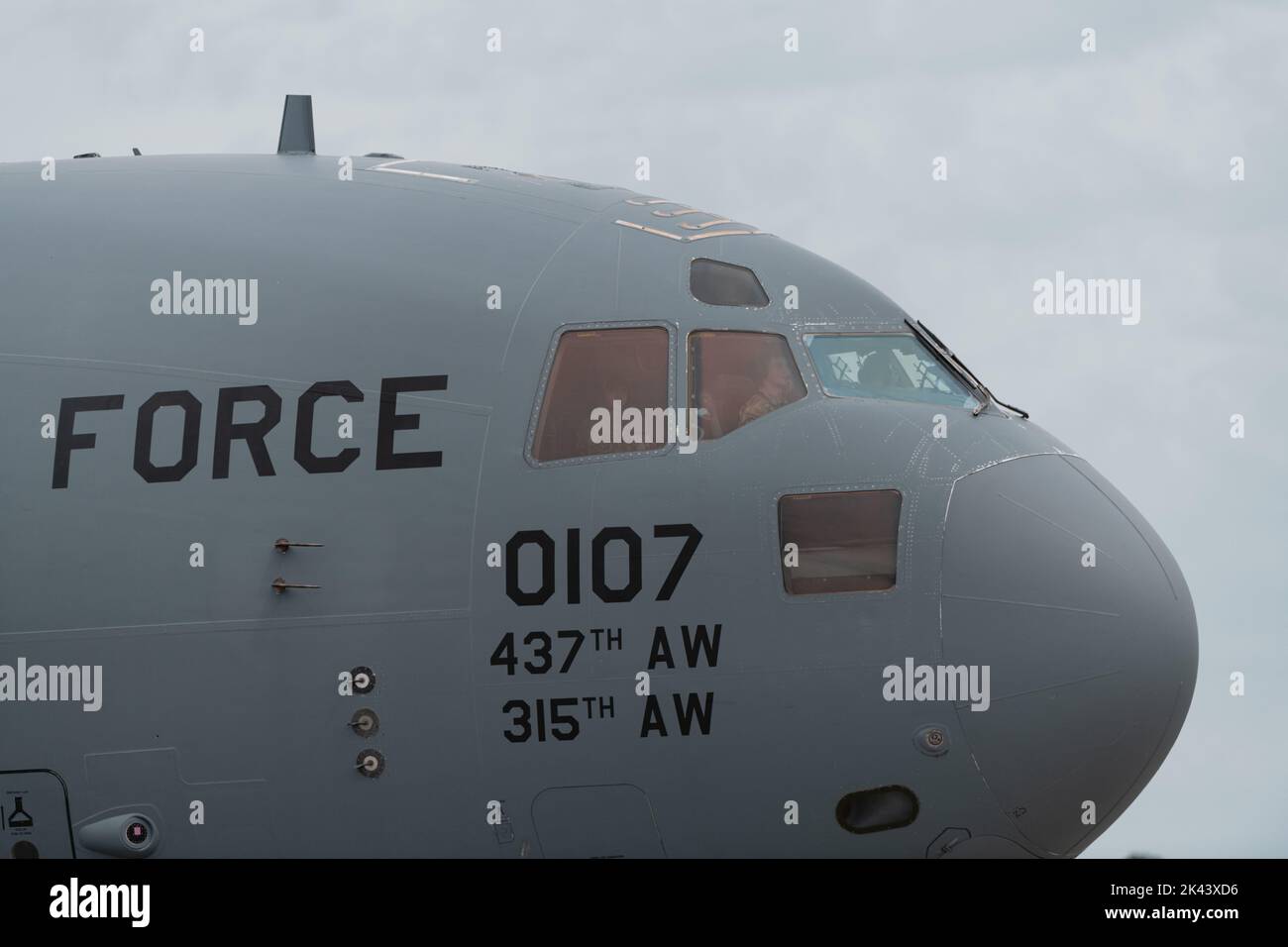 Un taxi C-17 Globemaster III prima del decollo durante i preparativi per l'uragano Ian presso la Joint base Charleston, South Carolina, 28 settembre 2022. La base riposiziona regolarmente gli aeromobili prima di condizioni meteorologiche estreme per continuare la missione di mobilità globale rapida e prevenire potenziali danni. (STATI UNITI Air Force foto di Airman 1st Class Christian Silvera) Foto Stock