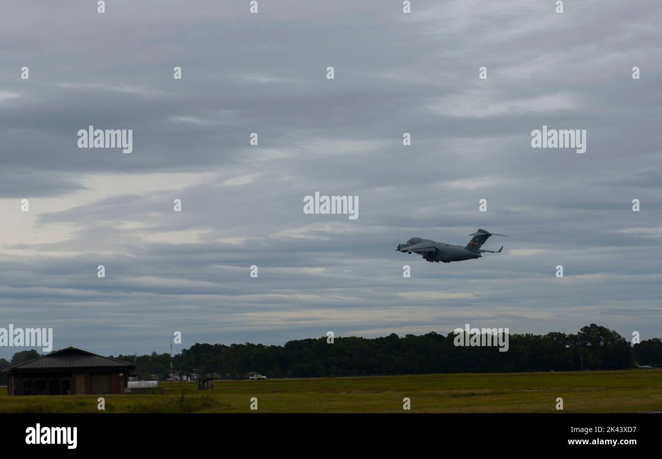 Una Joint base Charleston C-17 Globemaster III decollo durante le operazioni di trasferimento in preparazione per Tropical Storm Ian presso Joint base Charleston, South Carolina, 29 settembre 2022. La base riposiziona regolarmente gli aeromobili prima di condizioni meteorologiche estreme per continuare la missione di mobilità globale rapida ed evitare potenziali danni. (STATI UNITI Air Force Senior Airman Sara Jenkins) Foto Stock