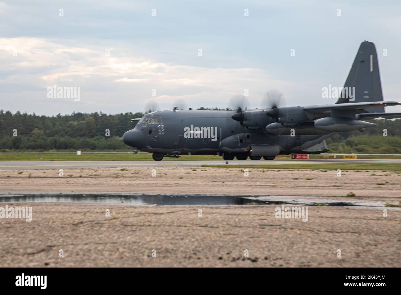Un aereo dell'esercito degli Stati Uniti C-130 Hercules che trasporta un sistema di razzo dell'artiglieria ad alta mobilità M142 atterra durante un esercizio di fuoco vivo di artiglieria a guida lettone, NAMEJS, a Liepāja, Lettonia, 26 settembre, 2022. La Lettonia collabora con orgoglio con 1st divisione fanteria, altri alleati della NATO e partner di sicurezza regionale per fornire forze credibili da combattere al V Corps, il corpo americano schierato in Europa. (STATI UNITI Foto della Guardia Nazionale militare di SPC. Ancheta) Foto Stock