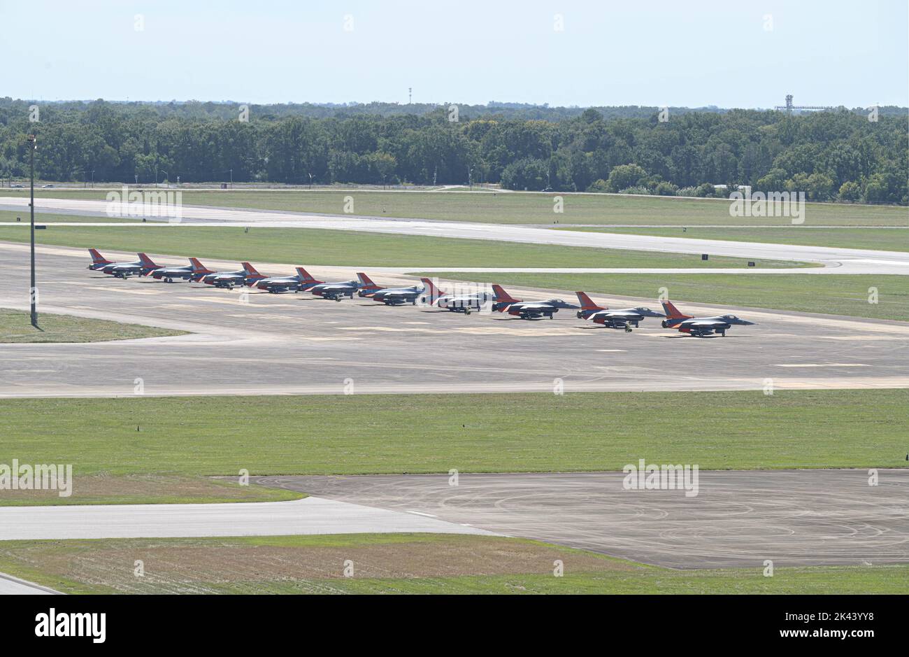 Le attrezzature e le forniture per la Federal Emergency Management Agency e la Defense Logistics Agency continuano ad arrivare alla Maxwell Air Force base, Alabama, 27 settembre 2022. L'installazione è una base di supporto agli incidenti consolidata e viene utilizzata per predisporre le apparecchiature e il personale per la rapida implementazione nelle aree che potrebbero essere interessate dall'uragano Ian. (STATI UNITI Foto dell'aeronautica dyAirman 1st Class Juliana Todd) Foto Stock