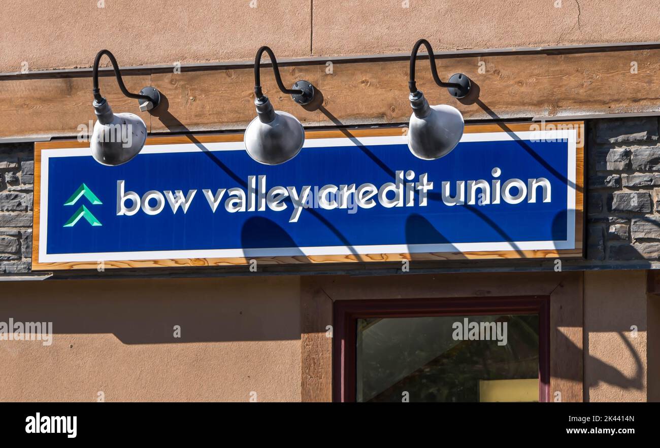 Il cartello Bow Valley Credit Union si trova all'esterno se si trova a Banff, Alberta, Canada Foto Stock