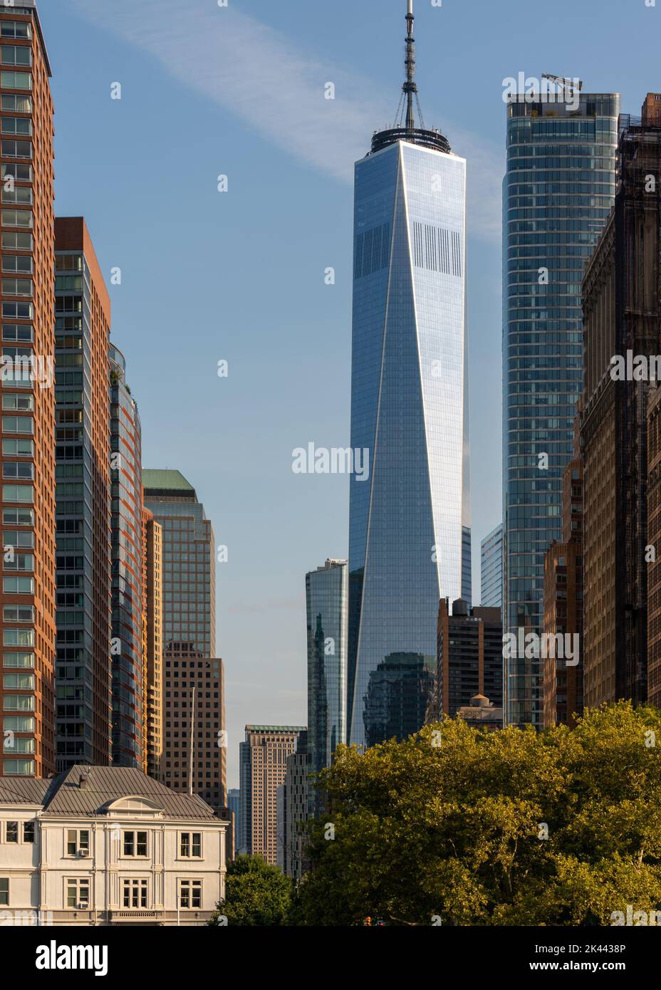 Vista dei grattacieli dal centro lungo il viale Foto Stock