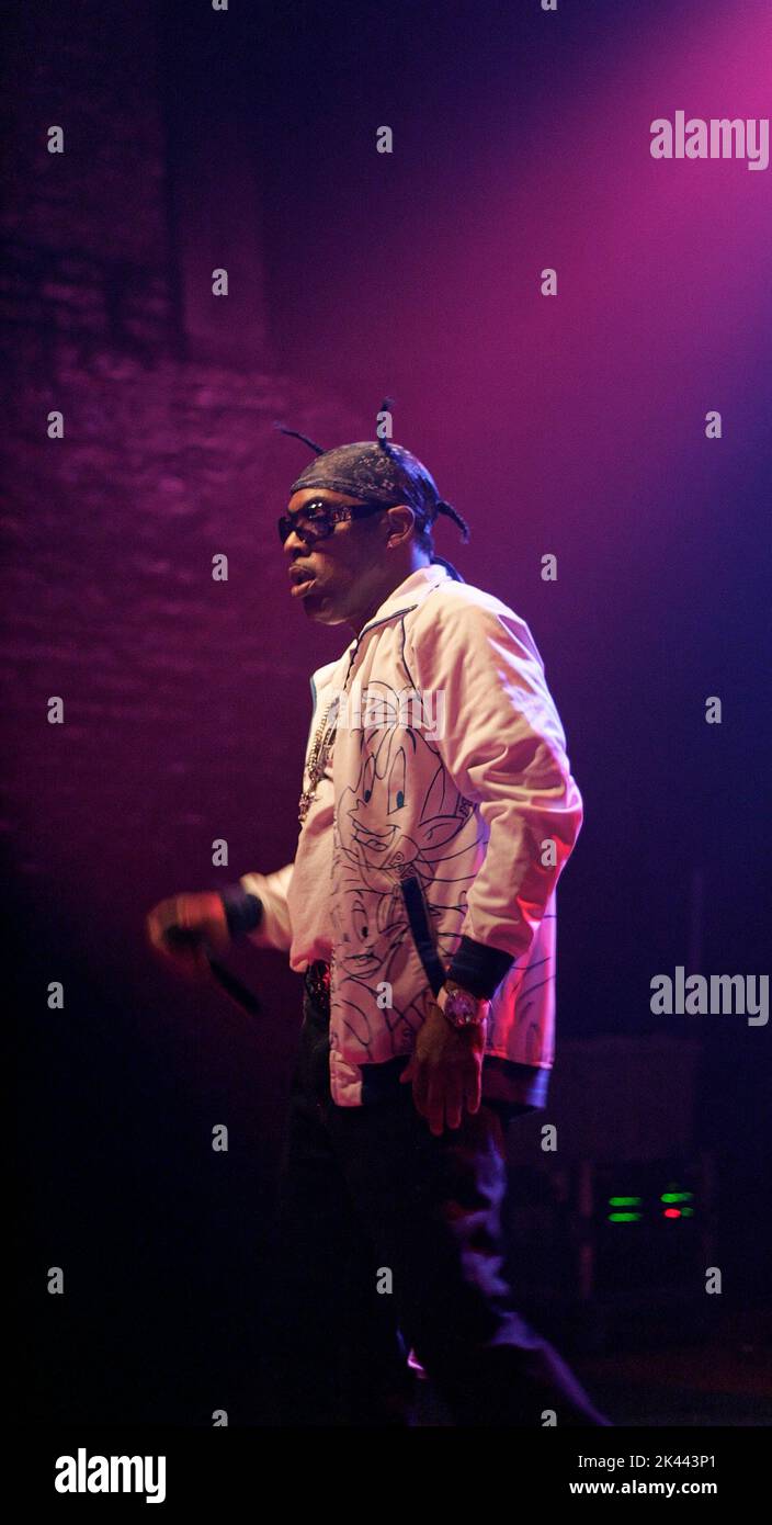 Il rapper Coolio, vincitore del Grammy Award, si esibisce lunedì 5 ottobre 2009 presso il club 527 Main di Murfreesboro, Rutherford County, Tennessee, USA. Nato Artis Leon Ivey Jr., Coolio è forse meglio conosciuto per i suoi successi di metà 1990s 'Gangstaa's Paradise' e 'Fantastic Voyage', vincendo il Grammy 1996 per il miglior Rap solo Performance e il MTV Video Music Award 1996 per 'Gangstaa's Paradise' e incoronato artista preferito Rap/Hip-Hop ai 1996 American Music Awards. (Apex MediaWire Foto di Billy Suratt) Foto Stock