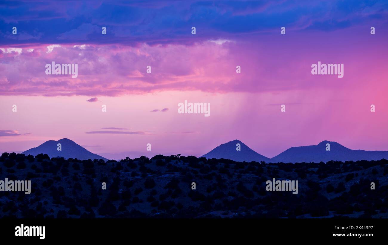 USA, New Mexico, Lamy, Monsoon tempesta nuvole che si formano sul paesaggio desertico al crepuscolo Foto Stock