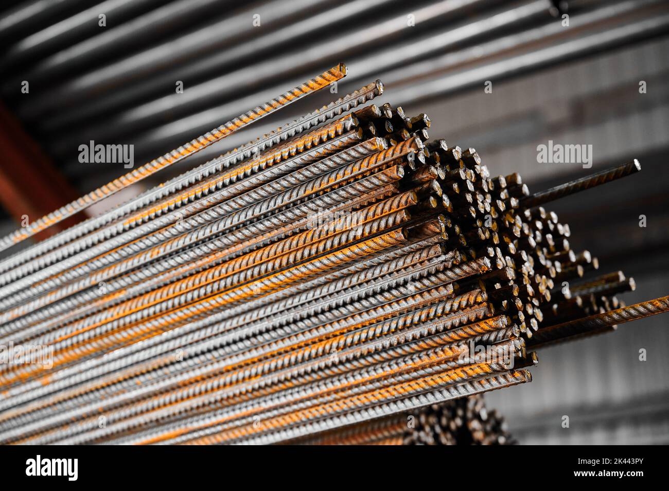 Le barre di rinforzo in cemento vengono mazzate nel magazzino dell'impianto Foto Stock
