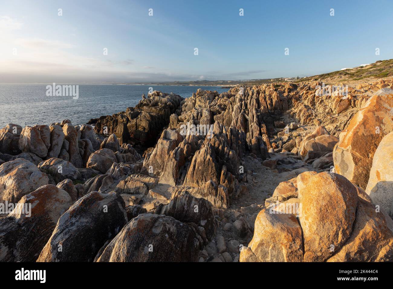 Sud Africa, Gansbaai, Dekelders, costa rocciosa al tramonto Foto Stock