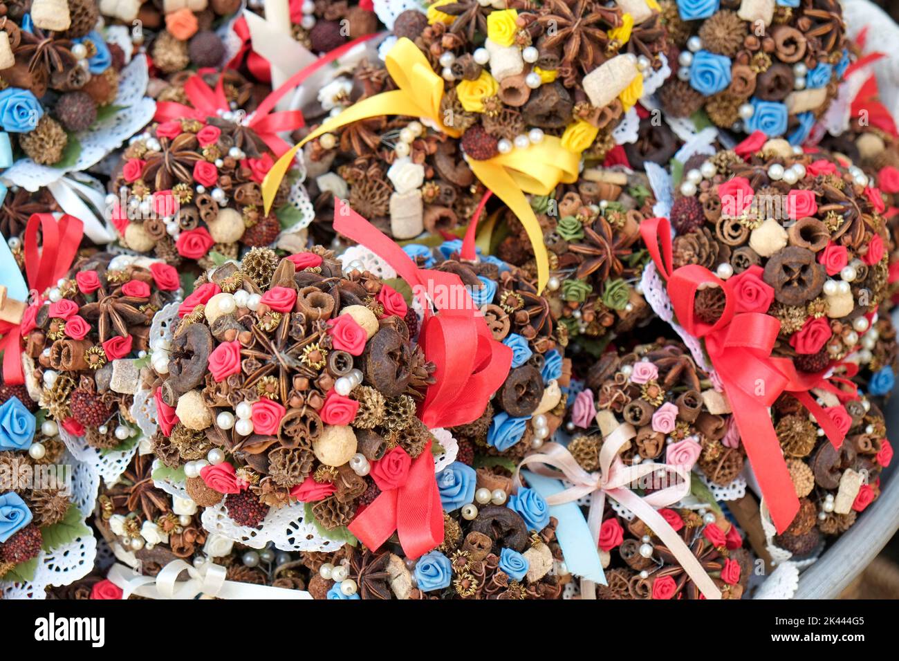 Artigianato locale regali al mercato degli agricoltori Foto Stock