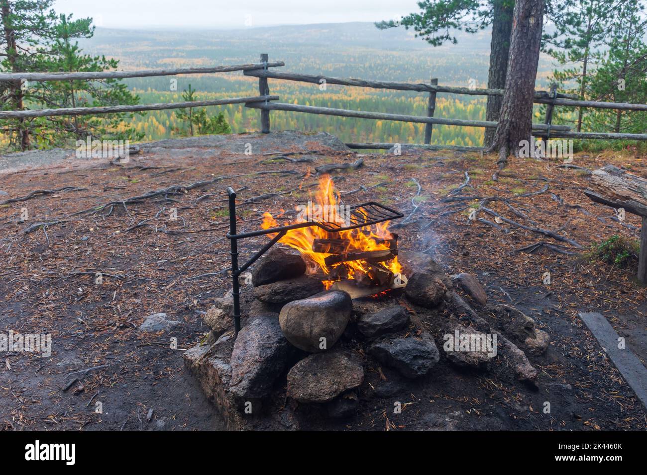 Il fuoco in cima a Pallistajavaara è caduto nel tempo drizzly in Pello Finlandia Foto Stock
