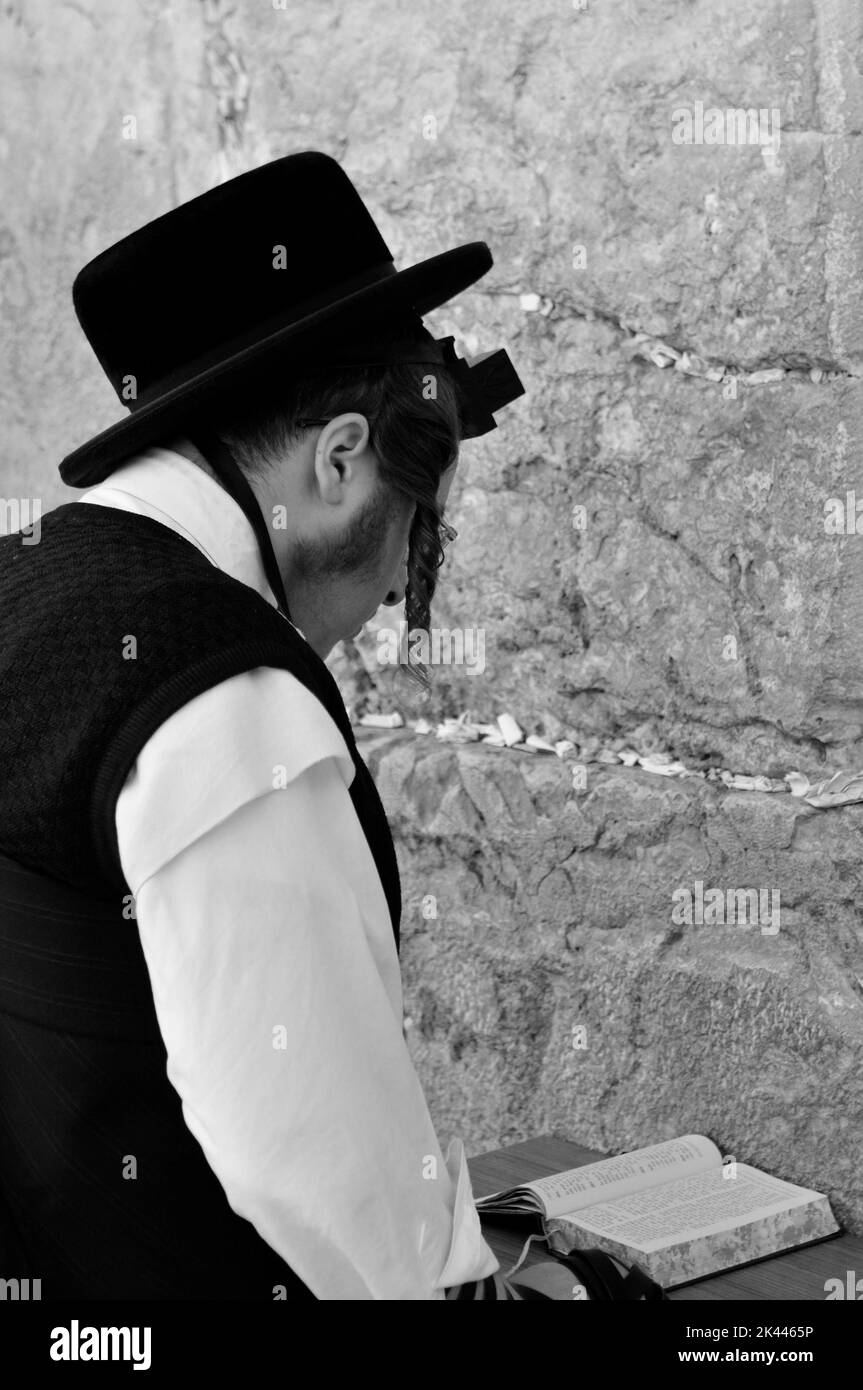Uomini ebrei che pregano presso il Muro del Pianto / Muro Occidentale nel quartiere ebraico nella città vecchia di Gerusalemme, Israele. Foto Stock