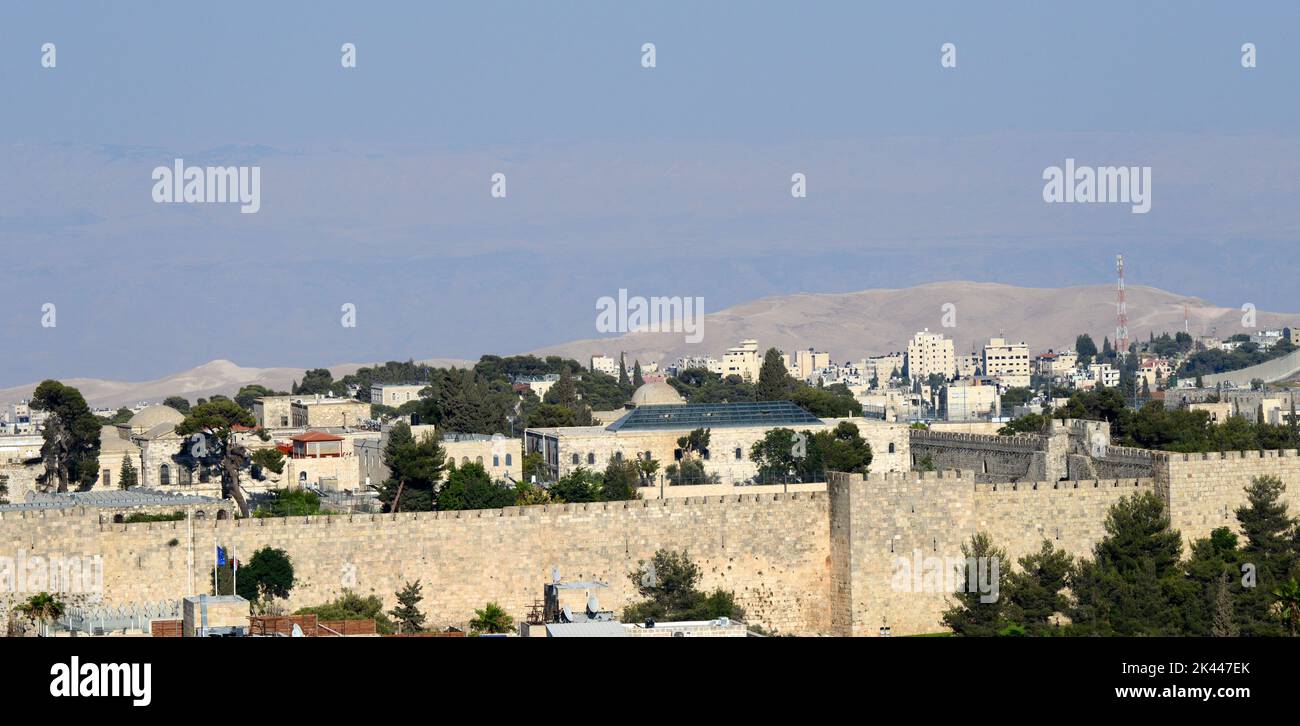 Una vista della città vecchia di Gerusalemme con il deserto della Giudea e le montagne giordane sullo sfondo. Foto Stock