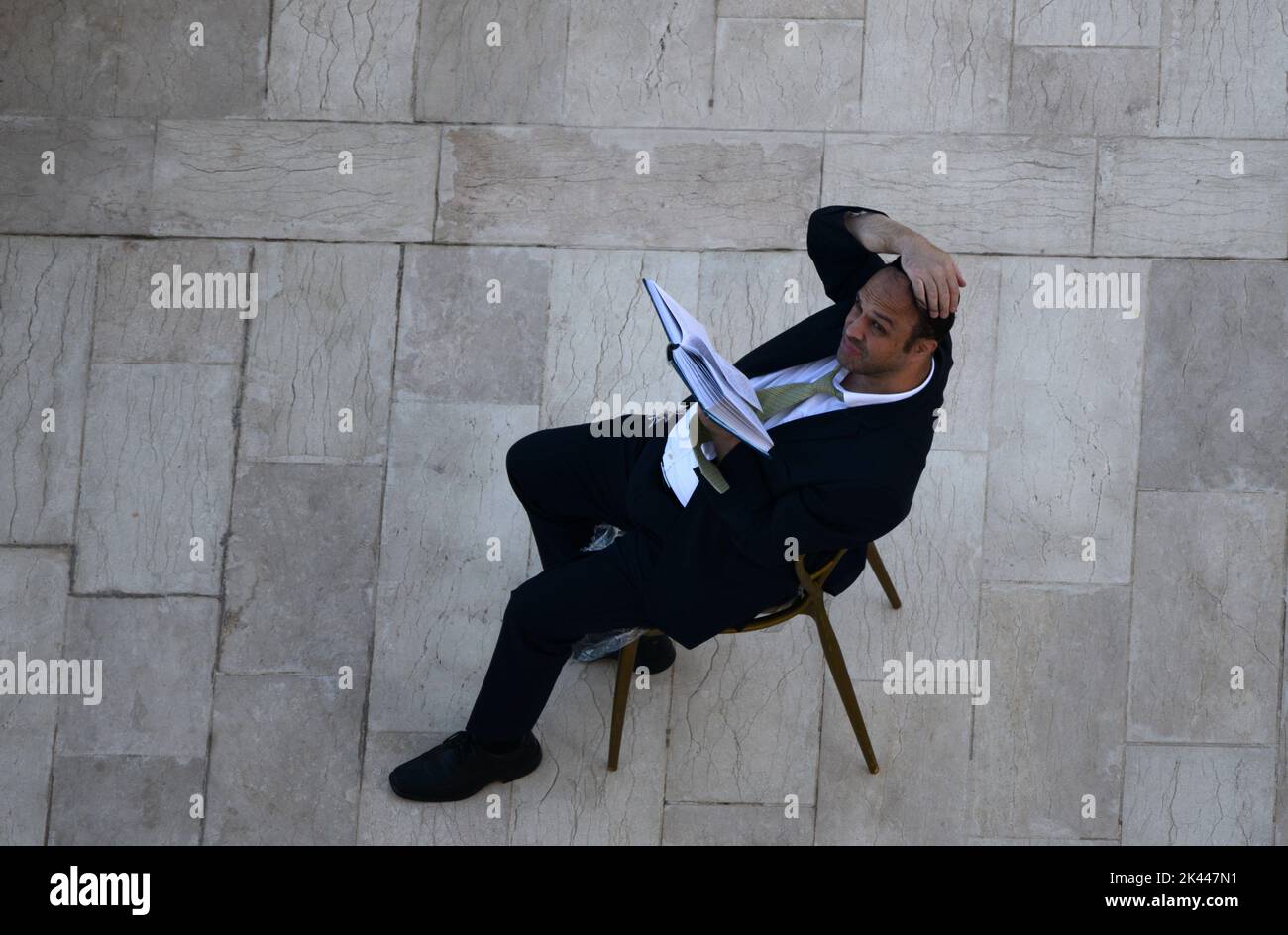 Un uomo israeliano che tiene in mano il libro della bibbia e lo legge. Foto Stock