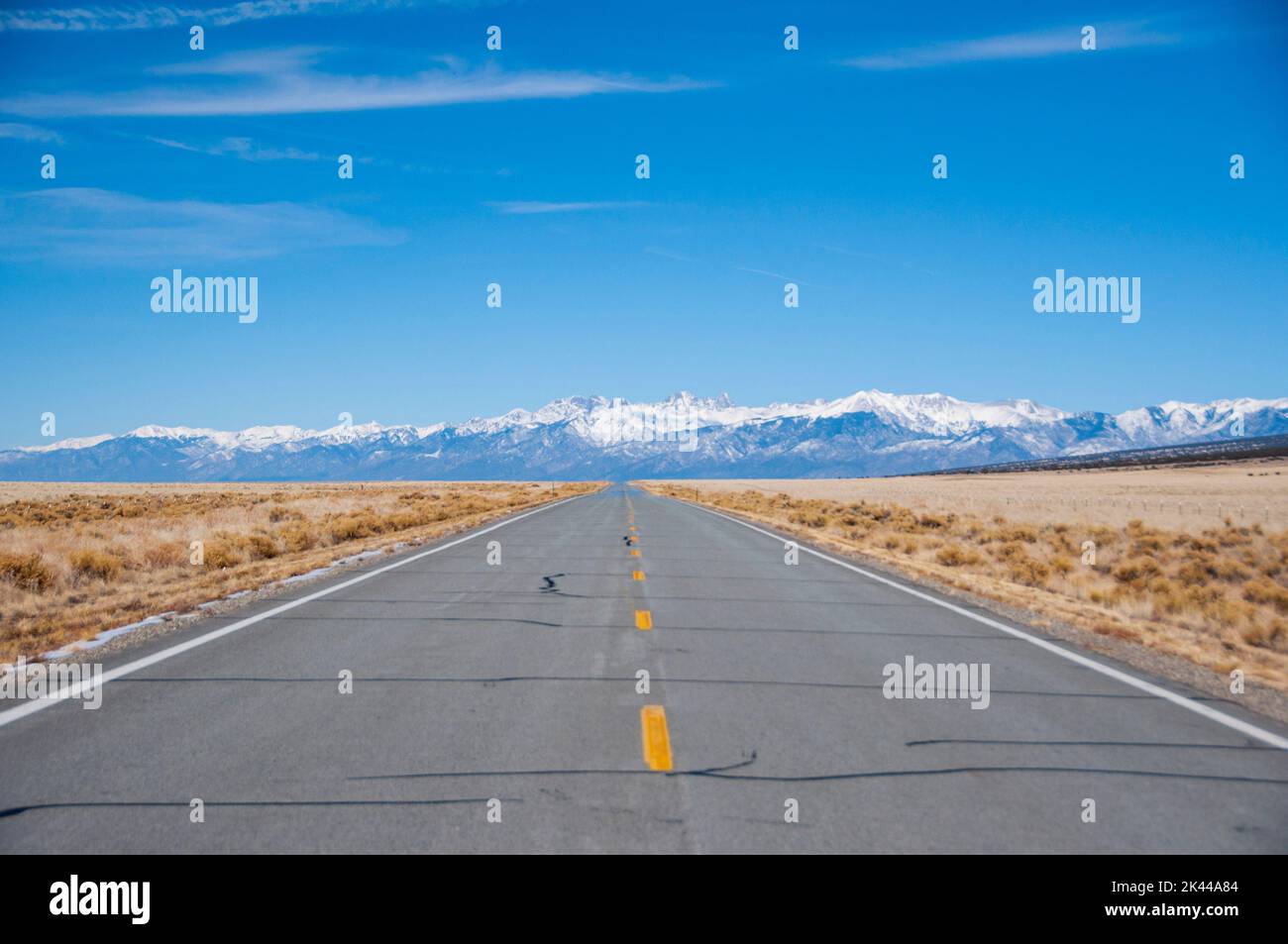 La strada aperta che conduce alle montagne. Foto Stock