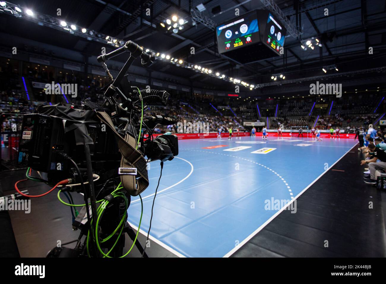 Stoccarda, Germania. 29th Set, 2022. Pallamano: Bundesliga, TVB Stuttgart - TBV Lemgo Lippe, Matchday 6, Porsche Arena. Una telecamera TV filma il gioco di pallamano Credit: Tom Weller/dpa/Alamy Live News Foto Stock