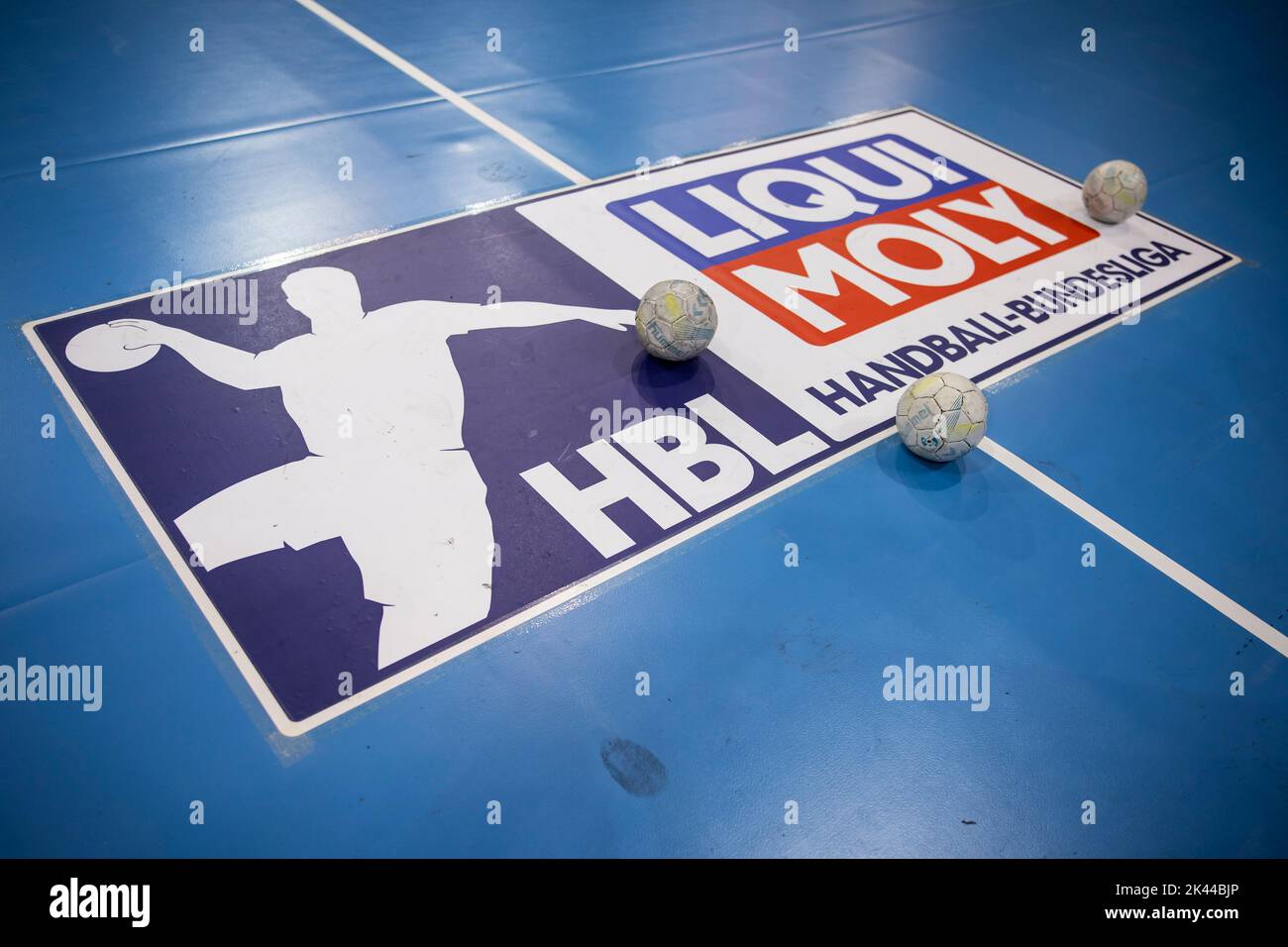 Stoccarda, Germania. 29th Set, 2022. Pallamano: Bundesliga, TVB Stuttgart - TBV Lemgo Lippe, Matchday 6, Porsche Arena. Le palle giacciono sul pavimento su un logo Liqui Moly Handball Bundesliga. Credit: Tom Weller/dpa/Alamy Live News Foto Stock