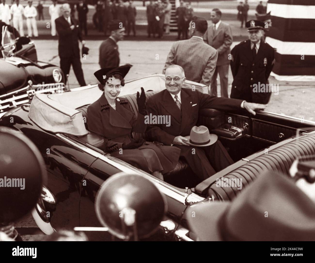 Truman e la principessa Elisabetta del Regno Unito guidano in una limousine aperta all'arrivo della principessa all'aeroporto nazionale di Washington ad Arlington, Virginia, attraverso il fiume Potomac da Washington, D.C., il 31,1951 ottobre. (USA) Foto Stock