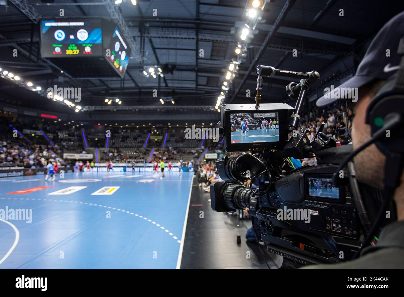Stoccarda, Germania. 29th Set, 2022. Pallamano: Bundesliga, TVB Stuttgart - TBV Lemgo Lippe, Matchday 6, Porsche Arena. Una telecamera TV filma il gioco di pallamano Credit: Tom Weller/dpa/Alamy Live News Foto Stock