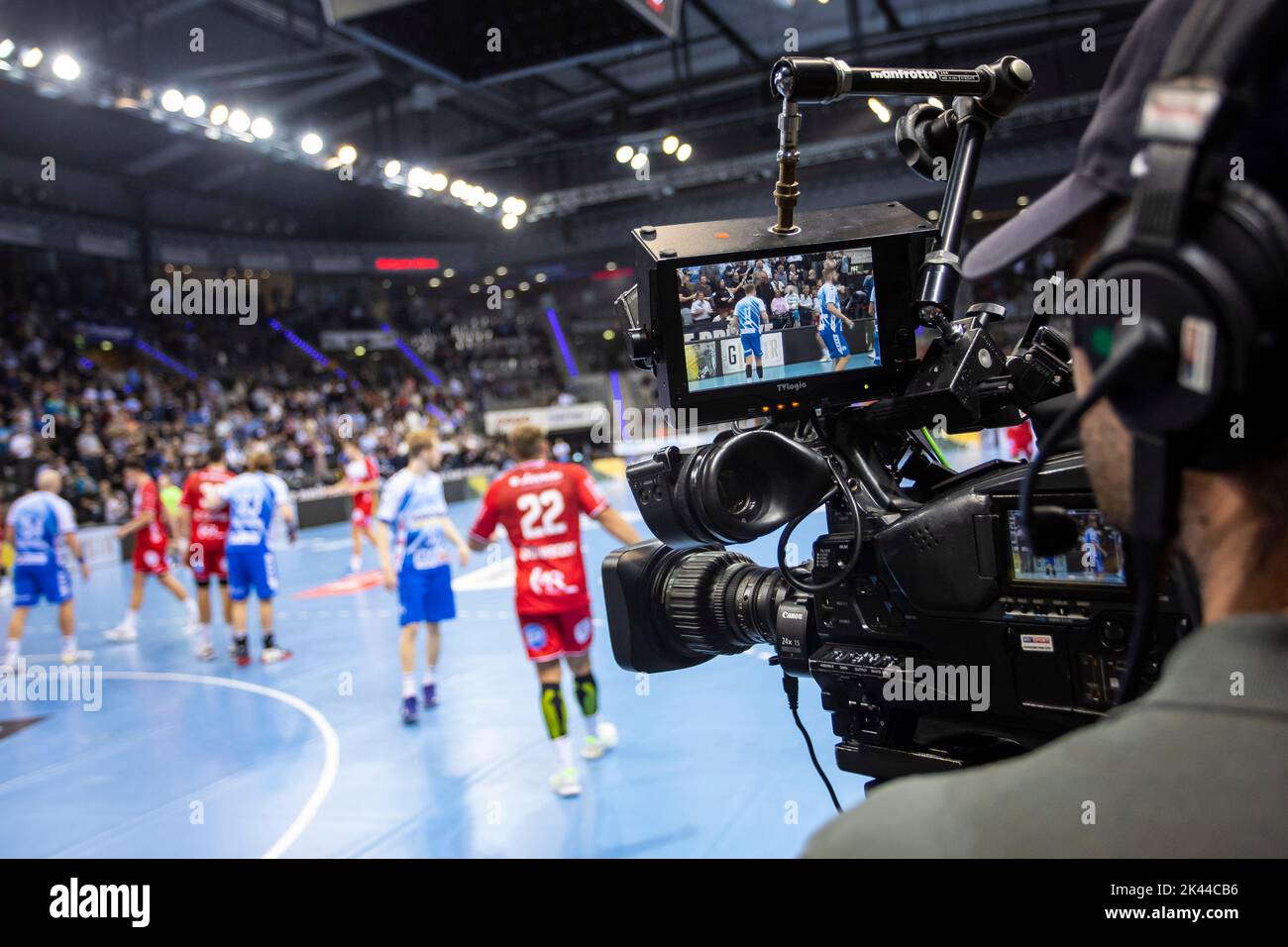 Stoccarda, Germania. 29th Set, 2022. Pallamano: Bundesliga, TVB Stuttgart - TBV Lemgo Lippe, Matchday 6, Porsche Arena. Una telecamera TV filma il gioco di pallamano Credit: Tom Weller/dpa/Alamy Live News Foto Stock