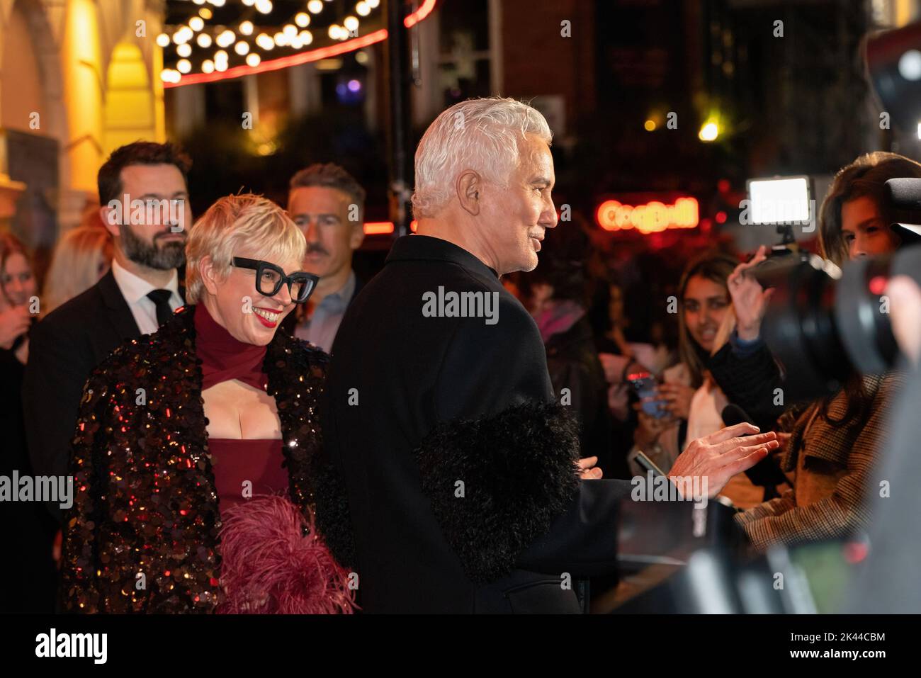 Londra, Regno Unito. 29th Set, 2022. Il regista Baz Luhrmann (R) e sua moglie Catherine Martin (L) un designer di costumi posa sul tappeto rosso in una speciale serata di gala al Moulin Rouge! Il Musical in aiuto di Teenage Cancer Trust. Con Baz Luhrmann che ospita la serata mentre il suo film prende vita sul palco del West End di Londra al Piccadilly Theatre. (Foto di Bonnie Britain/SOPA Images/Sipa USA) Credit: Sipa USA/Alamy Live News Foto Stock