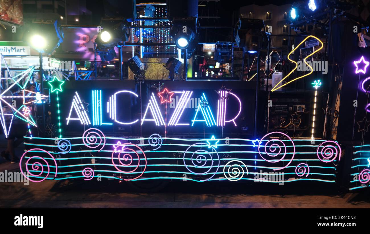 Alcazar Float Neon Lights Let's Glow Together Night Parade evento sulla Beach Road a Pattaya Thailandia Foto Stock