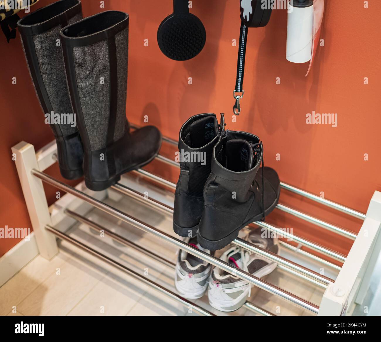 Qualche paio di scarpe su uno scaffale nel corridoio della casa per tutta la famiglia. Scaffale con scarpe eleganti Foto Stock