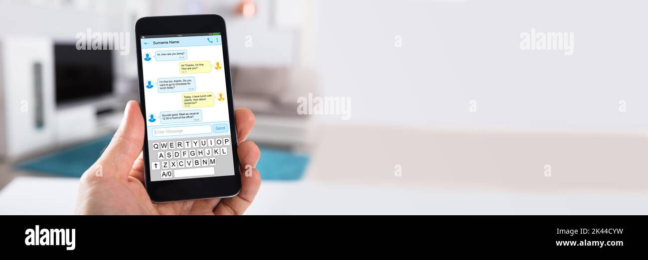 Messaggio di testo del telefono della persona. Comunicazione con lo smartphone Foto Stock