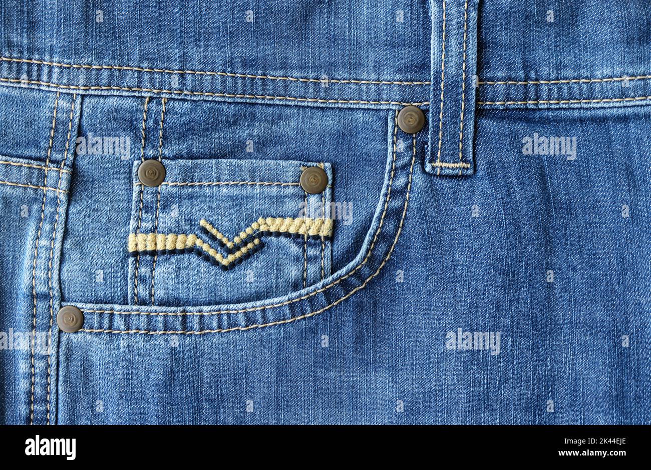 Frammento di jeans con una tasca. Abbigliamento casual. Sfondo originale per il design. Foto Stock