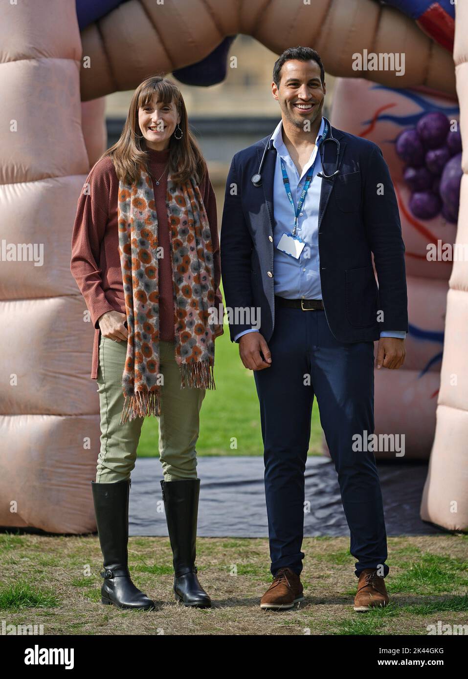 Cathy Brokenshire, patrono della Roy Castle Lung Foundation e vedova di James Brokenshire MP, scomparsi nell'ottobre 2021 dal cancro polmonare, E il dottor Chris George, medico NHS, si trova accanto a un grande polmone gonfiabile al St Thomas' Hospital nel centro di Londra, durante il lancio del Let's Talk Lung Cancer Roadshow, un tour nazionale della prima mostra polmonare a piedi al mondo, per contribuire ad aumentare la consapevolezza dei sintomi del cancro polmonare. Data immagine: Giovedì 29 settembre 2022. Foto Stock