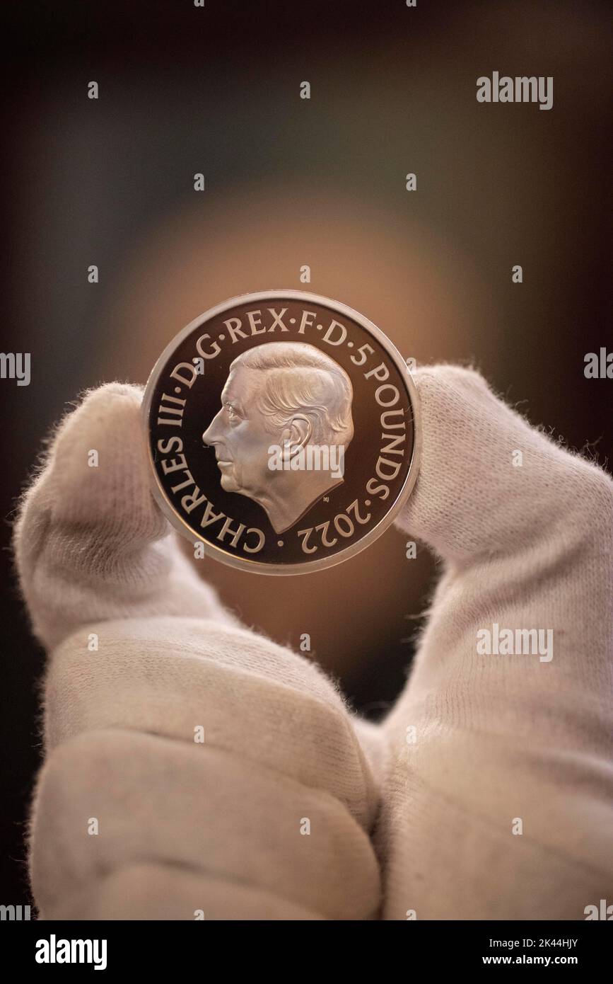 La Zecca reale svela l'effigie della moneta di sua Maestà Re Carlo III, disegnata da Martin Jennings. Il ritratto del Re comparirà per la prima volta su un £5 e un 50p che commemora la vita e l'eredità della sua ultima Maestà la Regina Elisabetta II 29th settembre 2022. Worshipful Company of Cutlers Hall, Londra. Credit: Jeff Gilbert/Alamy Live News Foto Stock