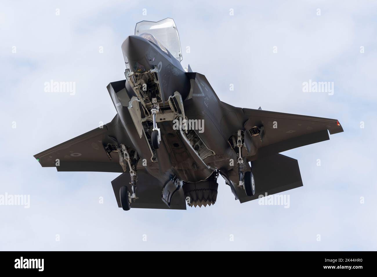 Royal Air Force F-35 aereo da combattimento Lightning II al volo al Royal International Air Tattoo Airshow 2022. Passaggio con gli sportelli di ingresso e di uscita aperti Foto Stock