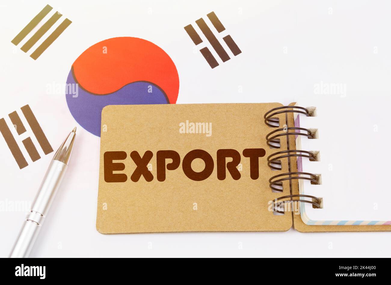 Concetto di economia nazionale. Sulla bandiera della Corea del Sud si trova un notebook con l'iscrizione - esportazione Foto Stock