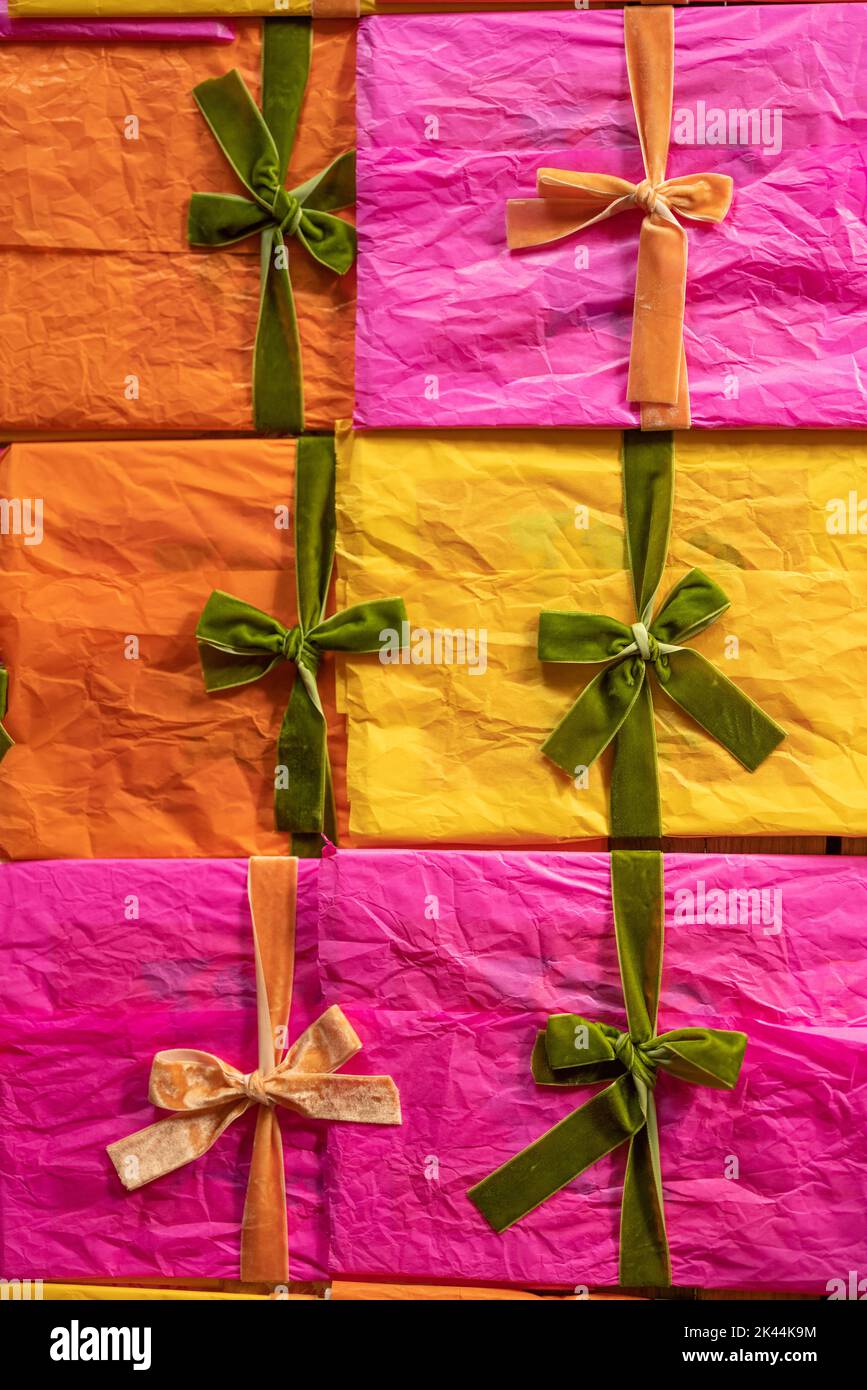 Buste multicolore decorate con nastri e archi impilati insieme Foto Stock