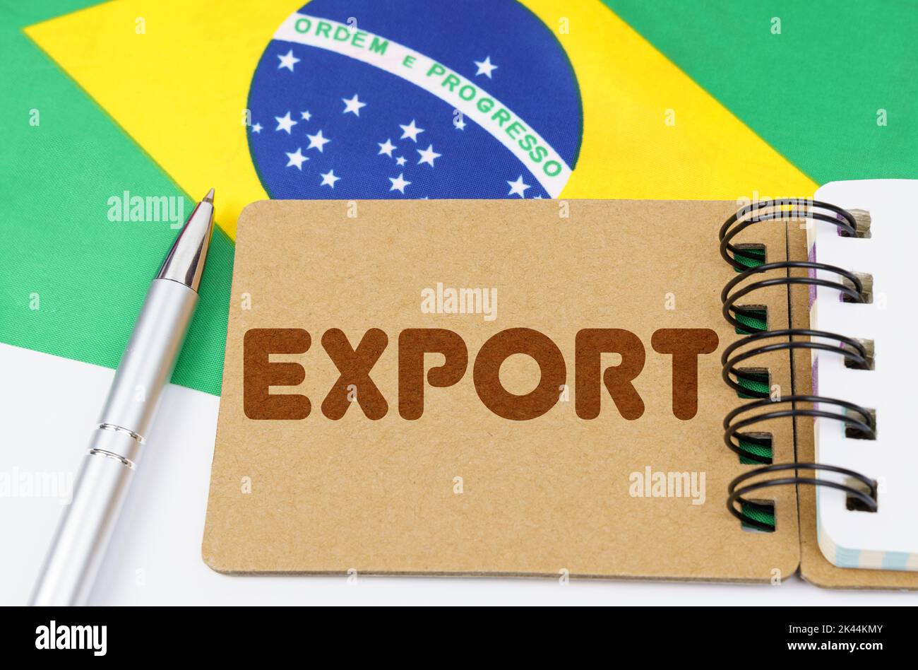 Concetto di economia nazionale. Sulla bandiera del Brasile si trova un notebook con l'iscrizione - esportazione Foto Stock