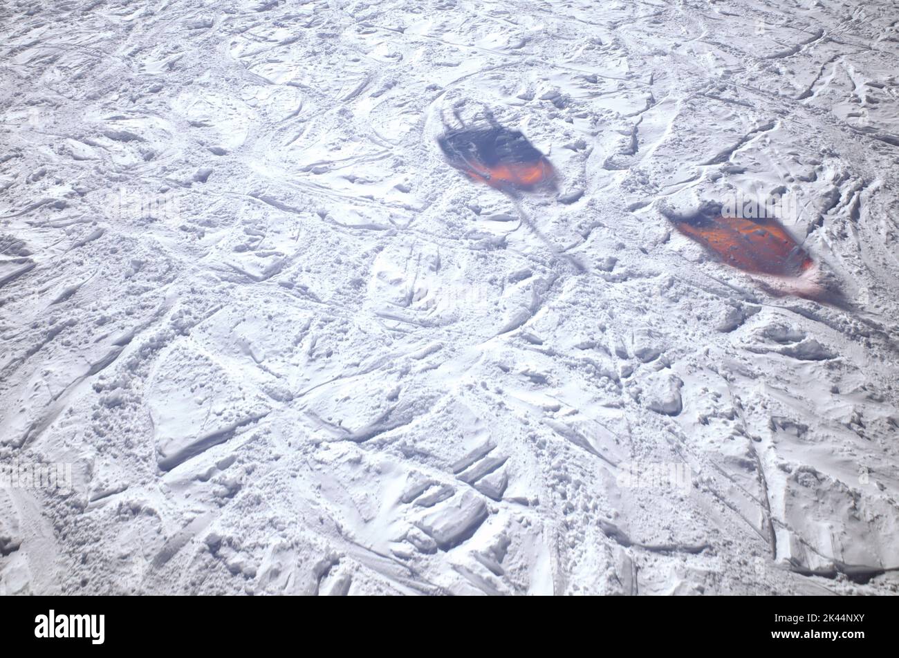 Pista da neve con piste da sci. L'ombra degli impianti di risalita si riflette sul terreno ghiacciato. Foto Stock