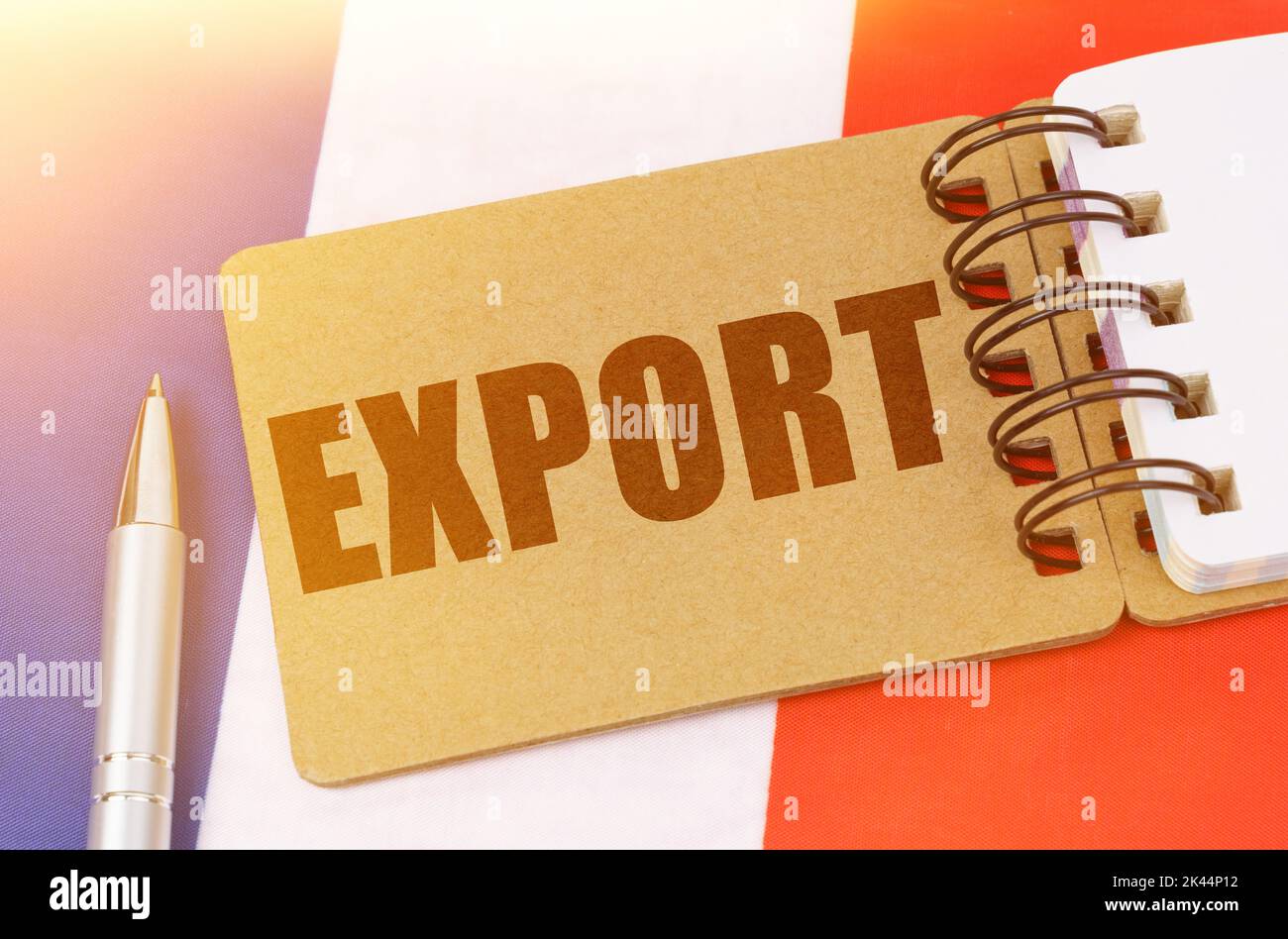Concetto di economia nazionale. Sulla bandiera della Francia si trova un quaderno con l'iscrizione - esportazione Foto Stock