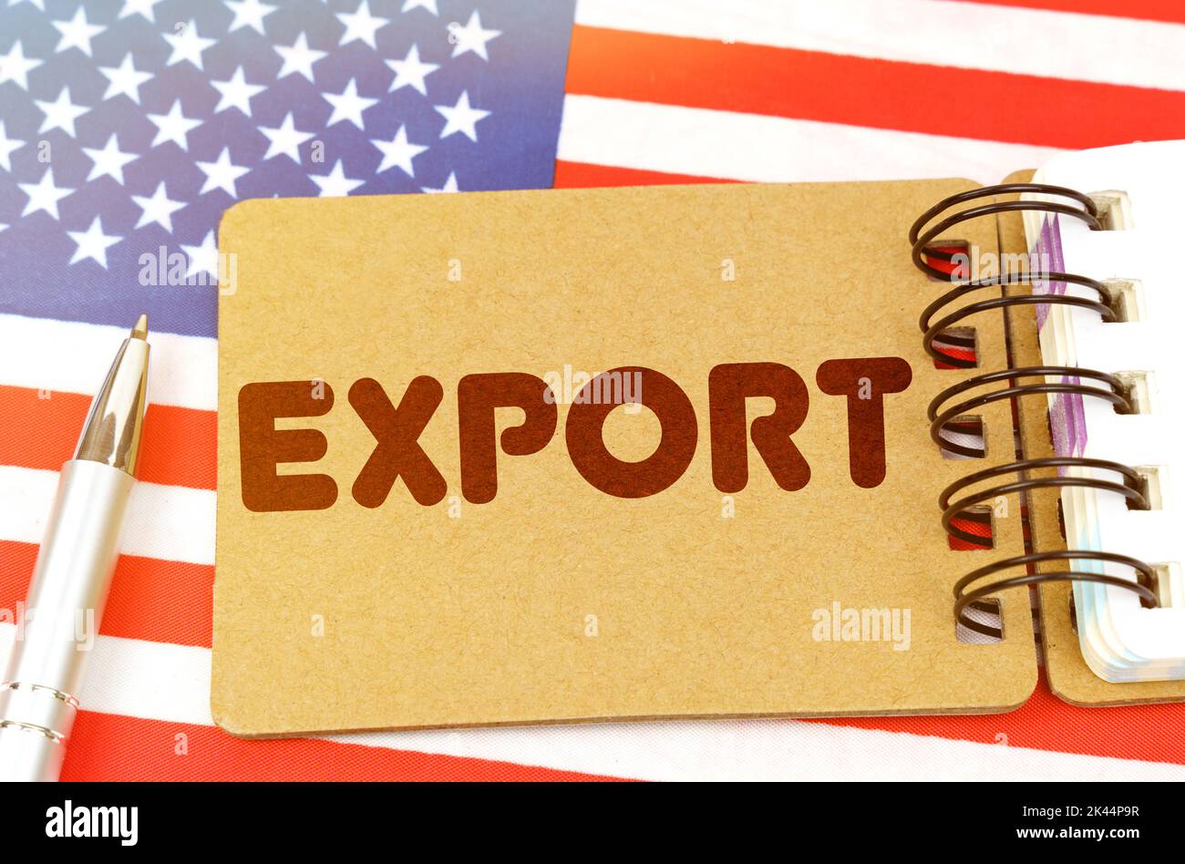 Concetto di economia nazionale. Sulla bandiera degli Stati Uniti si trova un taccuino con l'iscrizione - esportazione Foto Stock