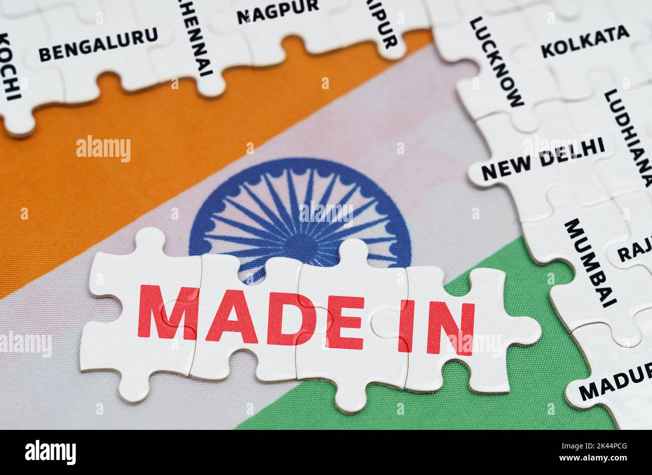 Concetto nazionale. Sulla bandiera dell'India - puzzle con i nomi delle città e puzzle con l'iscrizione - Made in Foto Stock