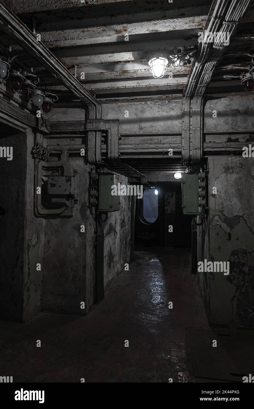 Astratto scuro bunker militare interno, foto verticale di corridoio sotterraneo con scarsa illuminazione Foto Stock