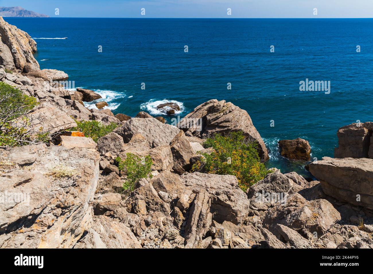 Paesaggio di Crimea. Sentiero Golitsyn sulla costa rocciosa del Mar Nero in una giornata di sole estate, Novyi Svit, comune di Sudak, Crimea Foto Stock