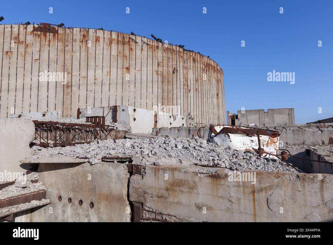 Esterno della stazione di energia atomica Crimea abbandonata, sul tetto del reattore nucleare incompiuto in una giornata di sole. Capo Kazantip, Crimea Foto Stock