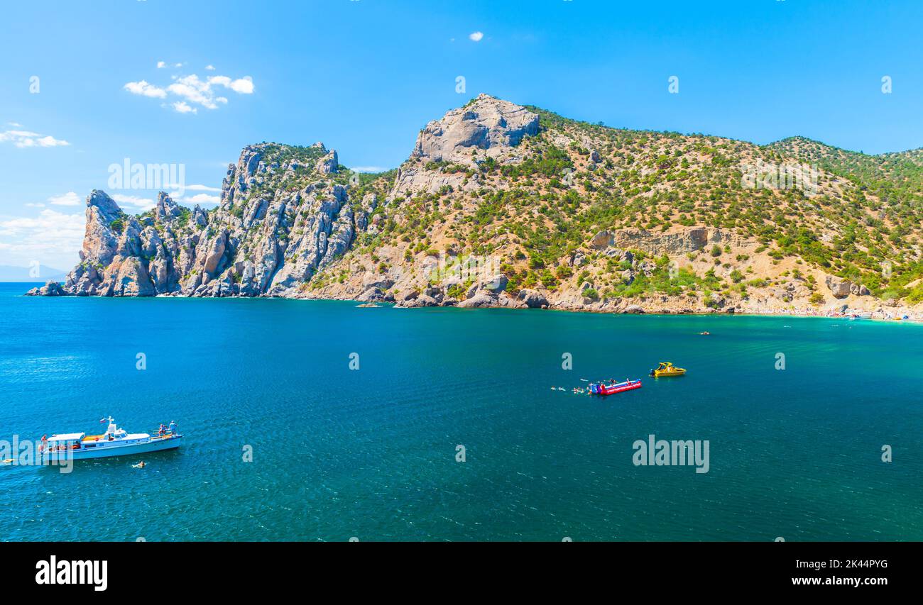 Capo Kapchik, paesaggio di Crimea. Costa del Mar Nero in un giorno estivo soleggiato, Novyi Svit, comune di Sudak, Crimea Foto Stock