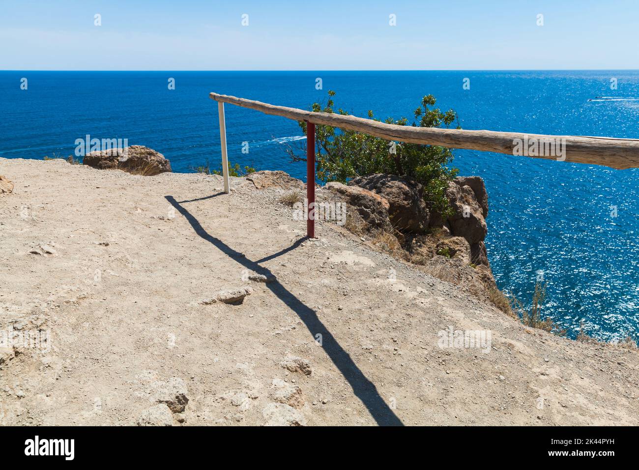 Paesaggio di Crimea. Ringhiere in legno del sentiero Golitsyn sulla costa del Mar Nero in un giorno estivo soleggiato, Novyi Svit, comune di Sudak, Crimea Foto Stock