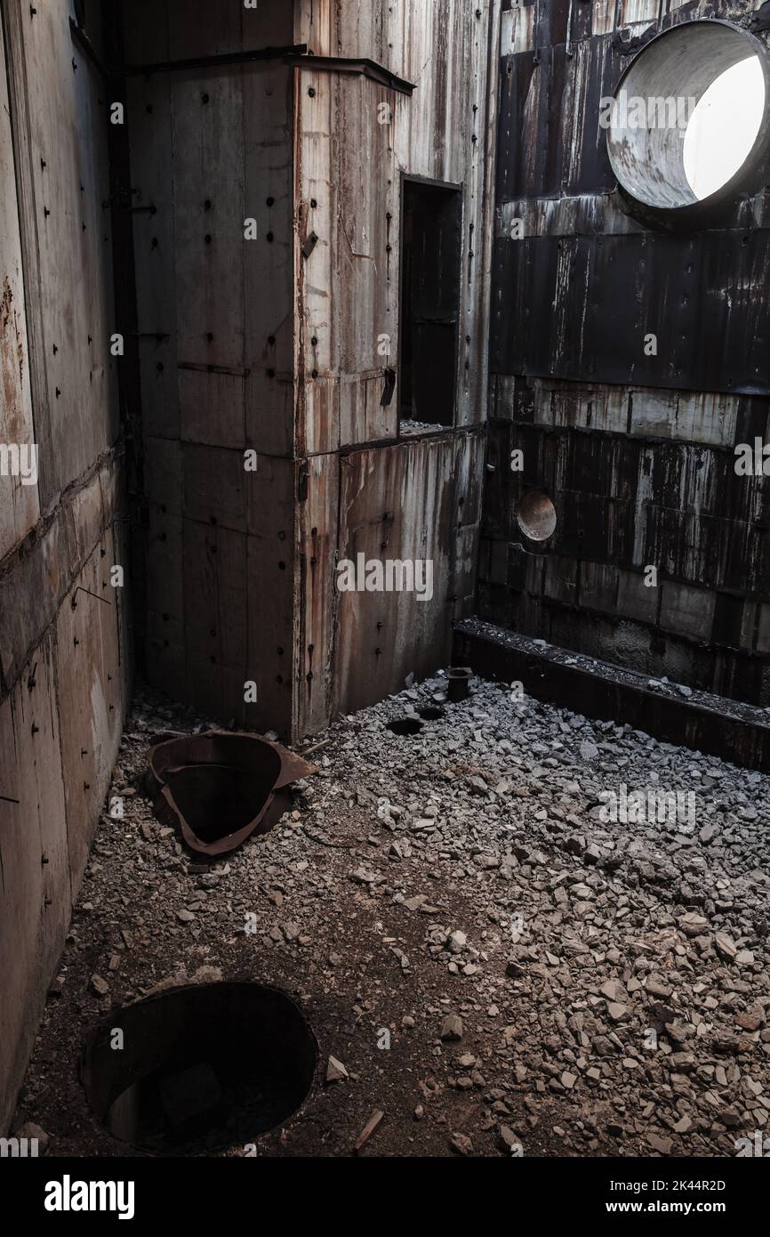 Interno vuoto in cemento grungo. Sala della centrale nucleare abbandonata e incompiuta a capo Kazantyp, Crimea. Foto Stock