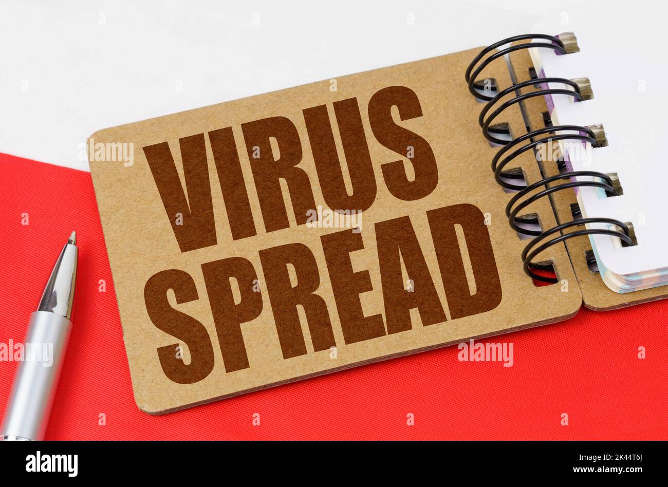 Concetto di medicina nazionale. Sulla bandiera della Polonia si trova un taccuino con l'iscrizione - DIFFUSIONE DEL VIRUS Foto Stock