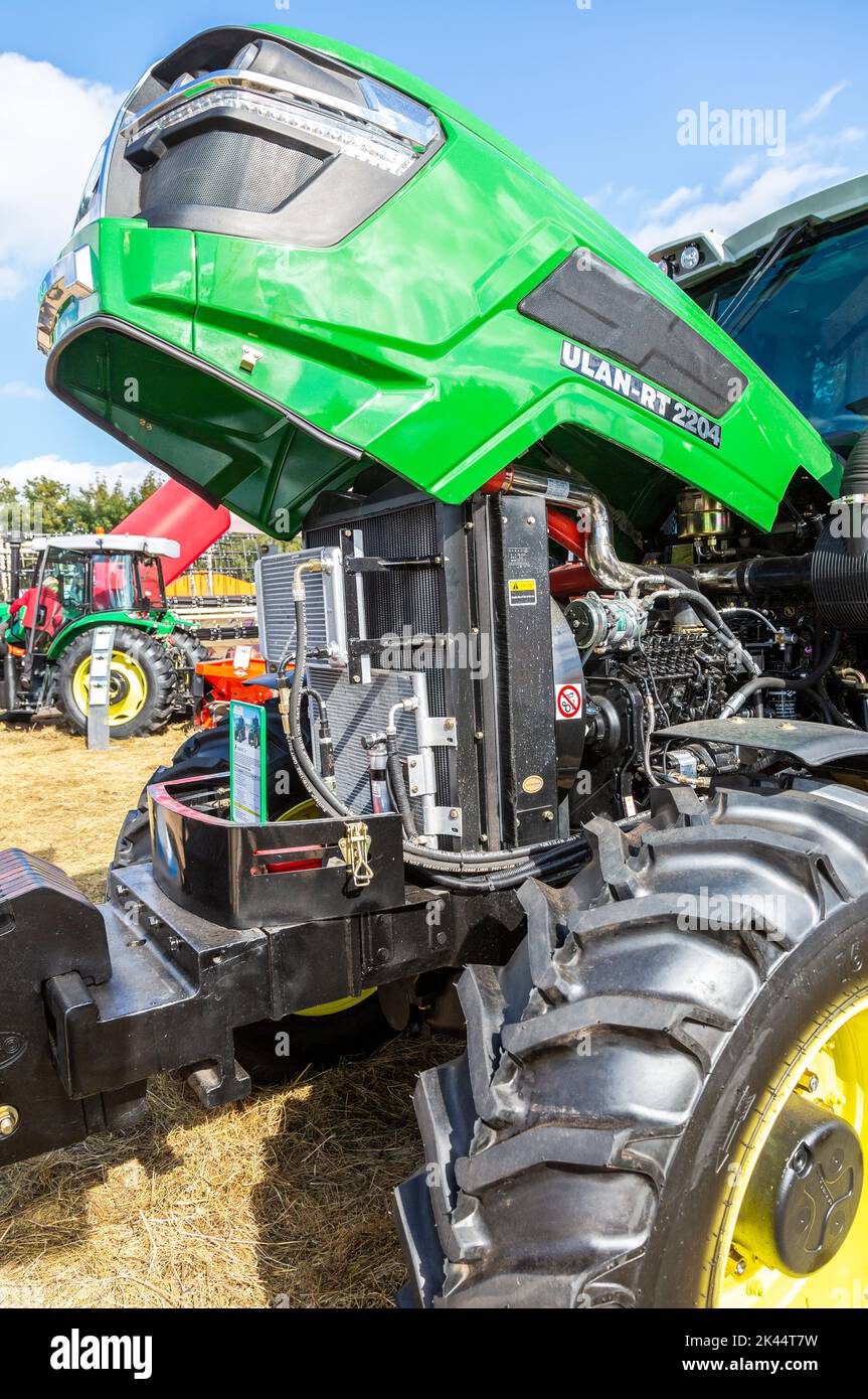 Samara, Russia - 24 settembre 2022: Trattore gommato agricolo ULAN-RT 2204 alla fiera agro-industriale di Volga Foto Stock