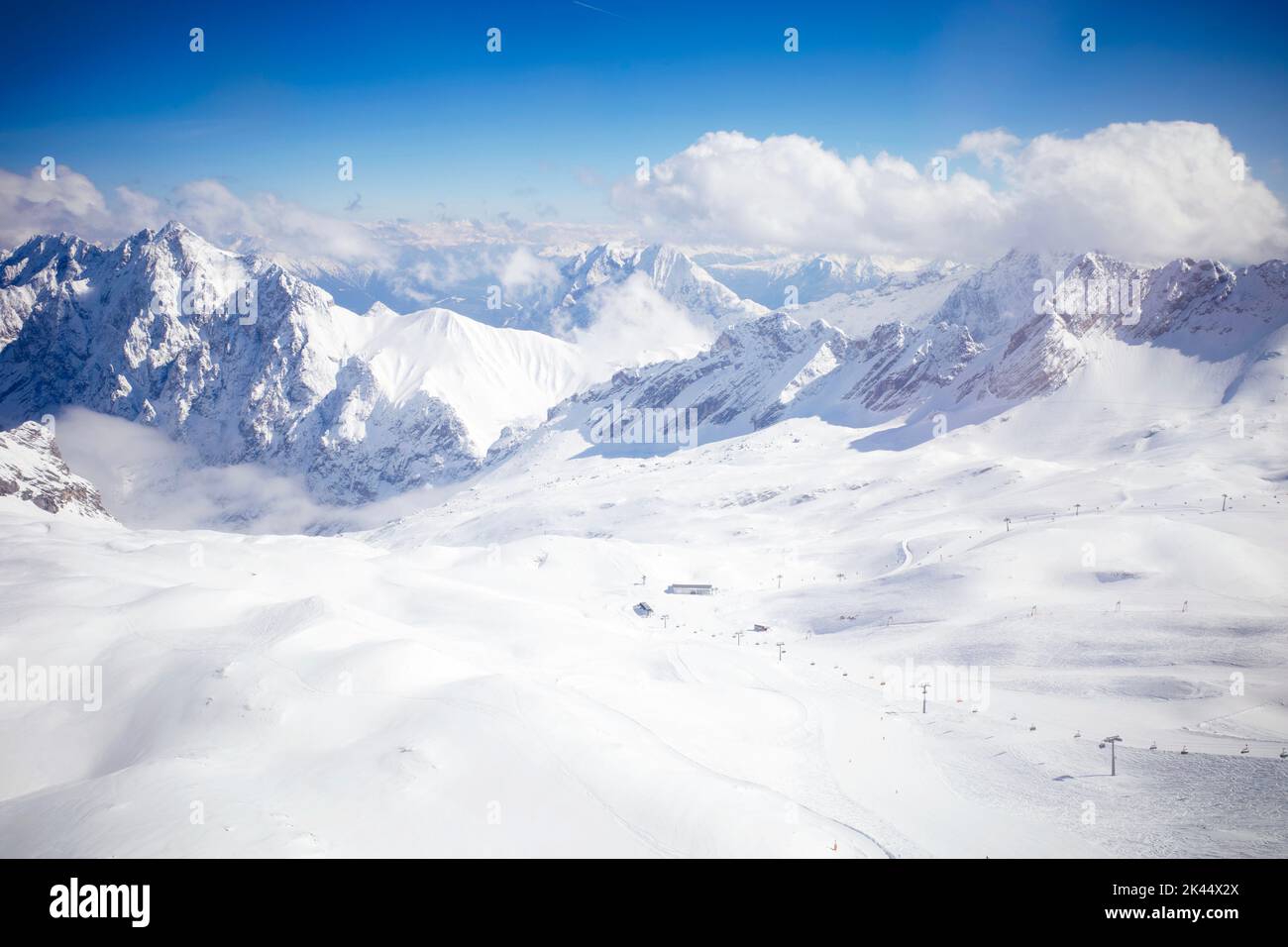Ammirando le Alpi da Zugspitze, le Alpi più alte della Germania meridionale. Foto Stock
